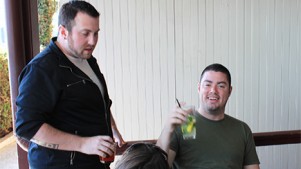 Parker (ขวา) และ Alex, ผู้ร่วมก่อตั้ง Indyhall, (ซ้าย) ระหว่างช่วงพักที่ SXSW ประเทศ Austin