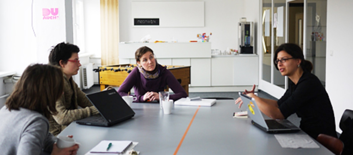 Mit gesponsorten Arbeitstischen die Einnahmen erhöhen: Neonworx in Dresden kooperiert dafür mit einer Bibliothek (SLUB). Bis zu 15 Studenten oder Doktoranden können sich auf die Plätze bewerben. Das Los entscheidet. (Image: Neonworx)