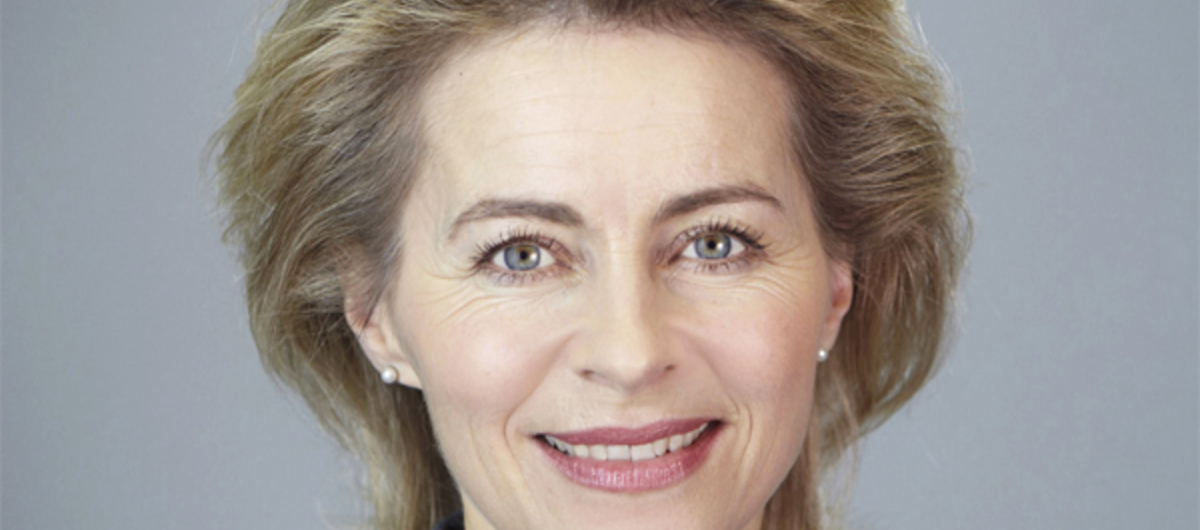Ursula von der Leyen lässt nicht nur ihre offiziellen Fotos photoshoppen, sondern auch die Rentenpläne für Selbstständige (Foto: Laurence Chaperon / Wikimedia)
