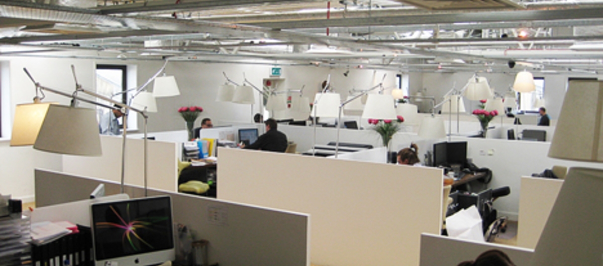 Les éléments d’un bureau traditionnel dans une atmosphère moderne, mêlés avec des bureaux flexibles : Le Bureau à Londres