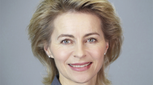 Ursula von der Leyen lässt nicht nur ihre offiziellen Fotos photoshoppen, sondern auch die Rentenpläne für Selbstständige (Foto: Laurence Chaperon / Wikimedia)