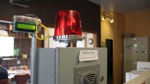Sistema de Alarma de Twitter en el espacio “ Office Nomads” en Seattle. La sirena se ilumina siempre que @officenomads es tuiteado.