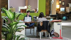 Verde, marrón y blanco es una combinación muy utlizada en los espacios de coworking, como en Green Spaces, en Denver o ..