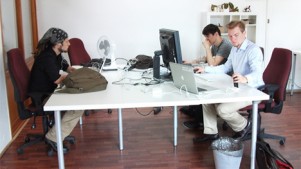 ภาพ: คนทำงานใน Coworking Space ทั้งใส่หูฟังและไม่ใส่หูฟังทำงานที่ co.up Berlin.